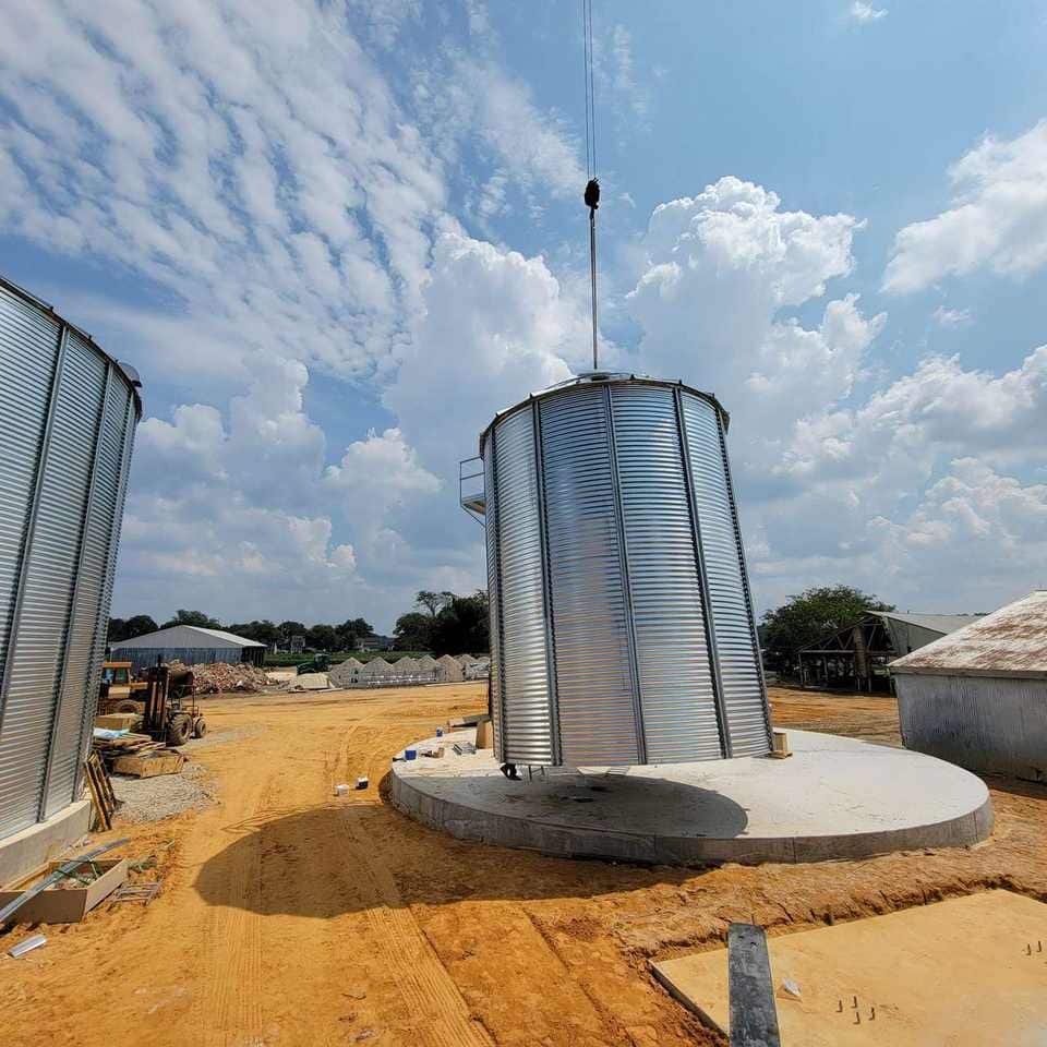 Silo / vessel installation with truck-crane support